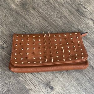 Studded clutch